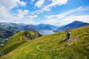 Land Art a 1100 m sopra il Lago di Como. Il grande disegno di una collana come promessa d’amore