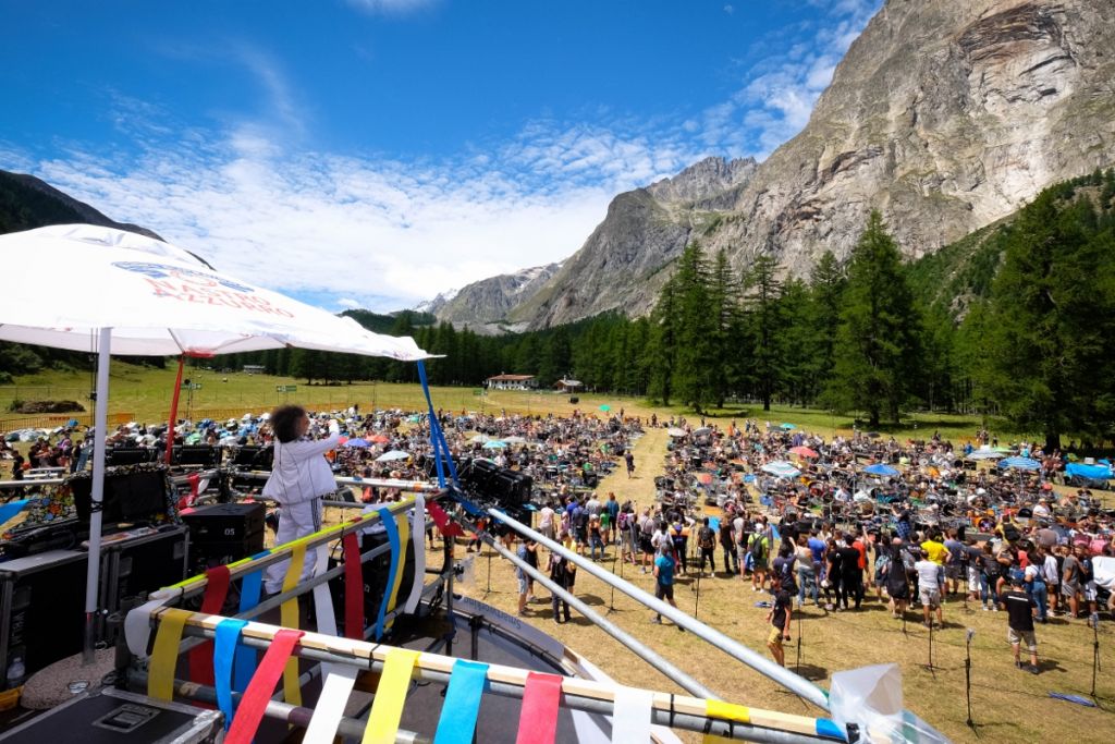 Cinema e musica ai piedi del Monte Bianco con Rockin’1000, la più grande rock band del mondo