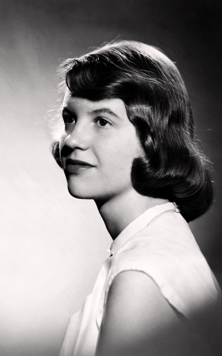 Studio photograph of Sylvia Plath 1954. Ph. Warren Kay Vantine College Archives Smith College Northampton Massachusetts L’arte di morire. Il mito tragico di Sylvia Plath a Washington