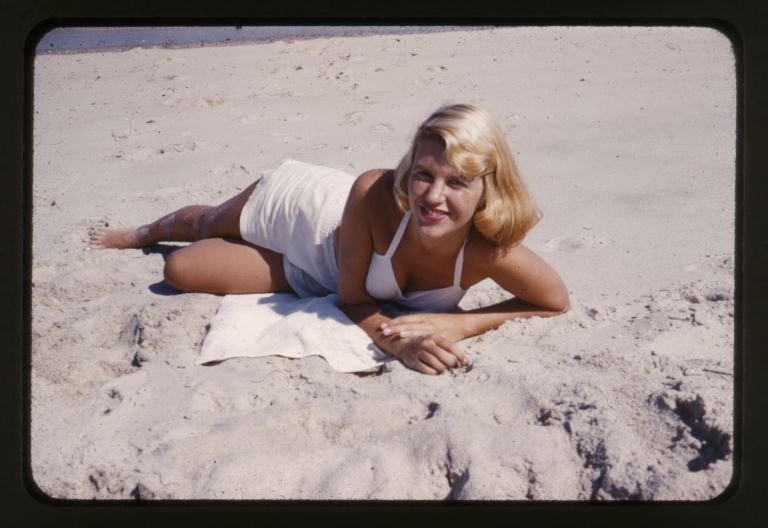 Sylvia Plath come Marilyn Monroe giugno 1954. Ph. Gordon Ames Lameyer Courtesy The Lilly Library Indiana University Bloomington Indiana 2 L’arte di morire. Il mito tragico di Sylvia Plath a Washington