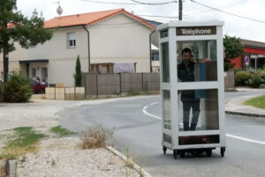 Una cabina telefonica su quattro ruote. Il “mobile phone” di Benedetto Bufalino