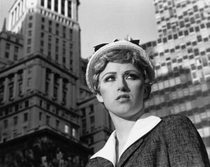 Dagli Untitled Film Stills a Instagram. Cindy Sherman pubblica selfie ritoccati con Facetune