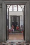Michelangelo Pistoletto, La Habana – Persone in attesa, 2015, serigrafia su acciaio inox super mirror, 250×500 cm, courtesy the artist and GALLERIA CONTINUA, San Gimignano / Beijing / Les Moulins /Habana, photo Oak Taylor-Smith