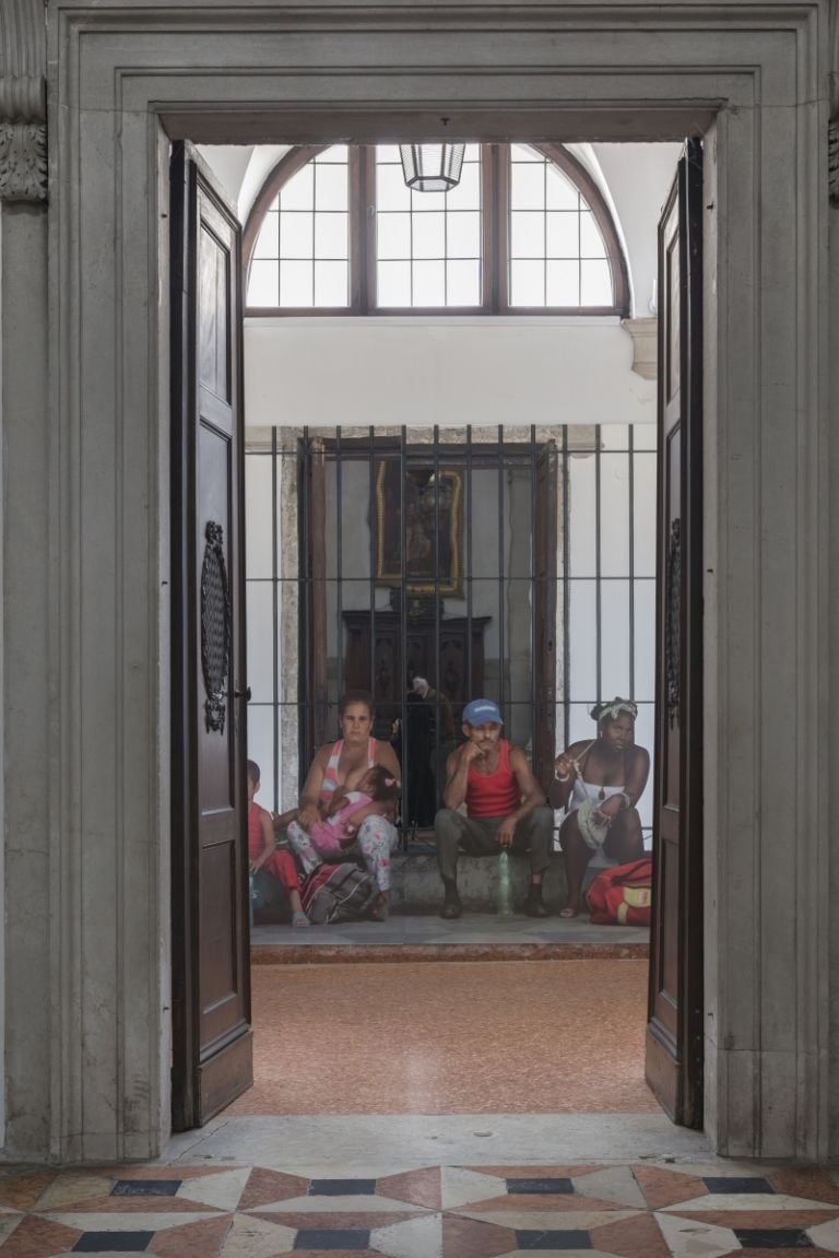 Michelangelo Pistoletto, La Habana – Persone in attesa, 2015, serigrafia su acciaio inox super mirror, 250×500 cm, courtesy the artist and GALLERIA CONTINUA, San Gimignano / Beijing / Les Moulins /Habana, photo Oak Taylor-Smith