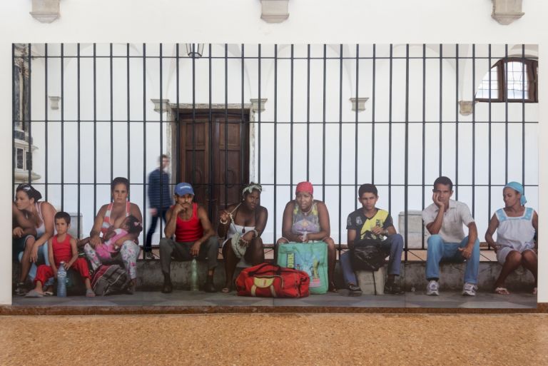 Michelangelo Pistoletto, La Habana – Persone in attesa, 2015, serigrafia su acciaio inox super mirror, 250×500 cm, courtesy the artist and GALLERIA CONTINUA, San Gimignano / Beijing / Les Moulins /Habana, photo Oak Taylor-Smith