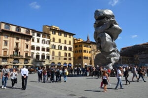 Piazza Signoria nel segno di Urs Fischer: a Firenze esposte tre opere dell’artista svizzero