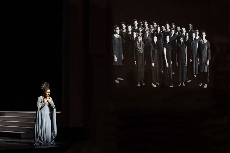 Aida. Regia di Shirin Neshat, 2017. La soprano Anna Netrebko. Photo Monika Rittershaus