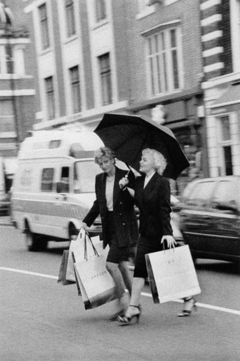 Alison Jackson, Diana and Marilyn shopping, 2000