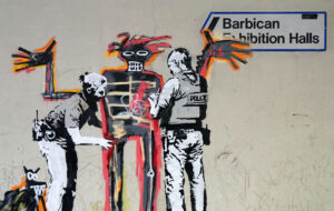 Banksy omaggia Basquiat con due nuovi muri fuori dal Barbican di Londra