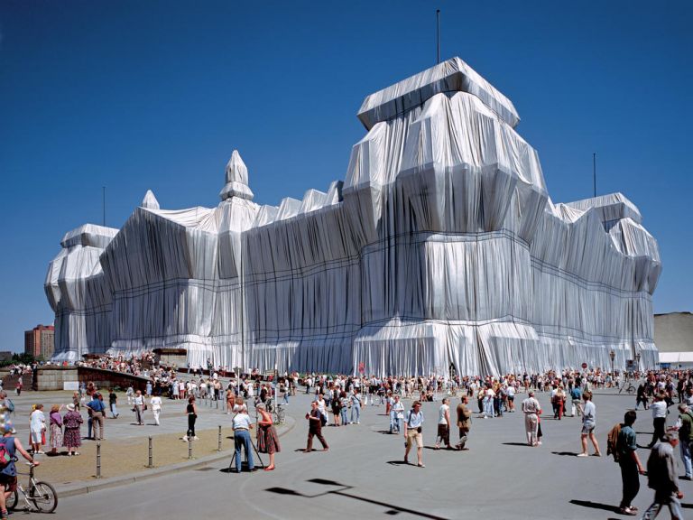 Christo & Jeanne Claude, Wrapped Reichstag, Berlino, 1971-95, photo: Wolfgang Volz. ©1995 Christo + Wolfgang Volz