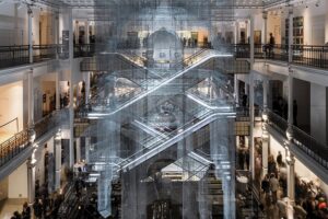 Le rovine contemporanee di Edoardo Tresoldi a Parigi, nel primo grande magazzino al mondo