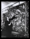 Fahrelnissa Zeid nel suo studio di Parigi, 1950 ca.. Collezione Raad Zeid Al Hussein. © Raad Zeid Al Hussein. Courtesy Tate, Londra