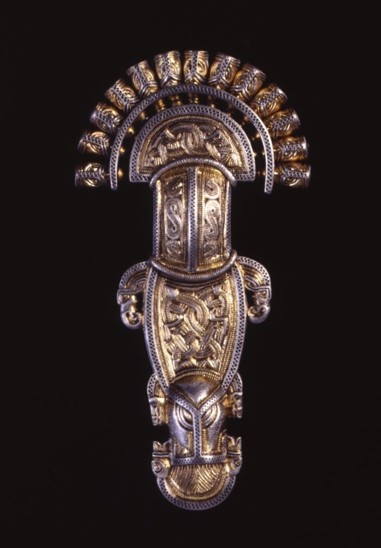 Grande fibula a staffa dalla tomba 162 di Nocera Umbra, primi decenni del VII secolo, Roma, Museo dell’Alto Medioevo