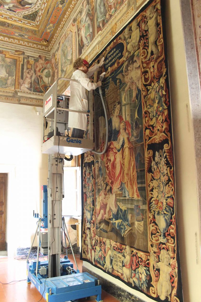 La manutenzione periodica degli arazzi nell’Appartamento di San Pio V delle Gallerie Superiori. Foto © Musei Vaticani
