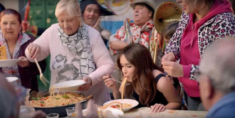 Lo spot di Dolce Gabbana con Emilia Clarke Napoli secondo Dolce & Gabbana. Lo spot dei cliché con i vip di Game of Thrones