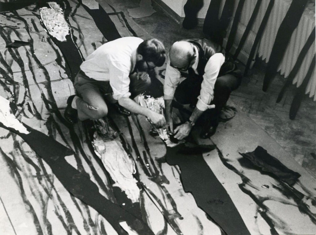 Lucio Fontana e Jef Verheyen dipingono la forma dell’ambiente realizzato per la mostra allo Stedelijk Museum, Amsterdam 1967 © Fondazione Lucio Fontana, Milano