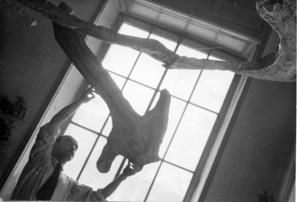 Lucio Fontana lavora ad Ambiente spaziale a luce nera, 1948 49 © Fondazione Lucio Fontana, Milano