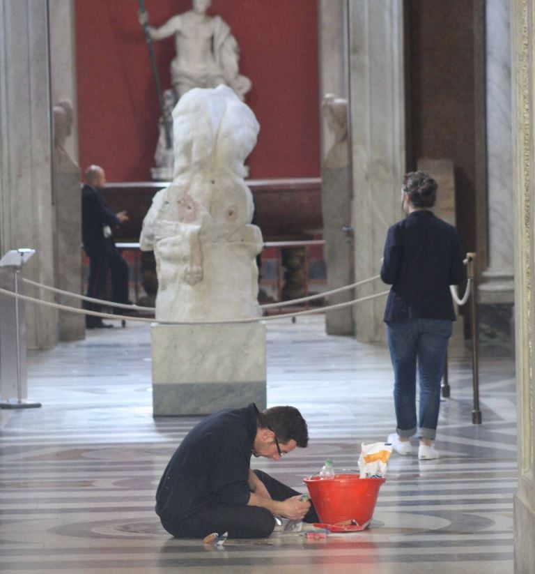 Manutenzione ordinaria dei pavimenti e dei commessi marmorei. Foto © Musei Vaticani