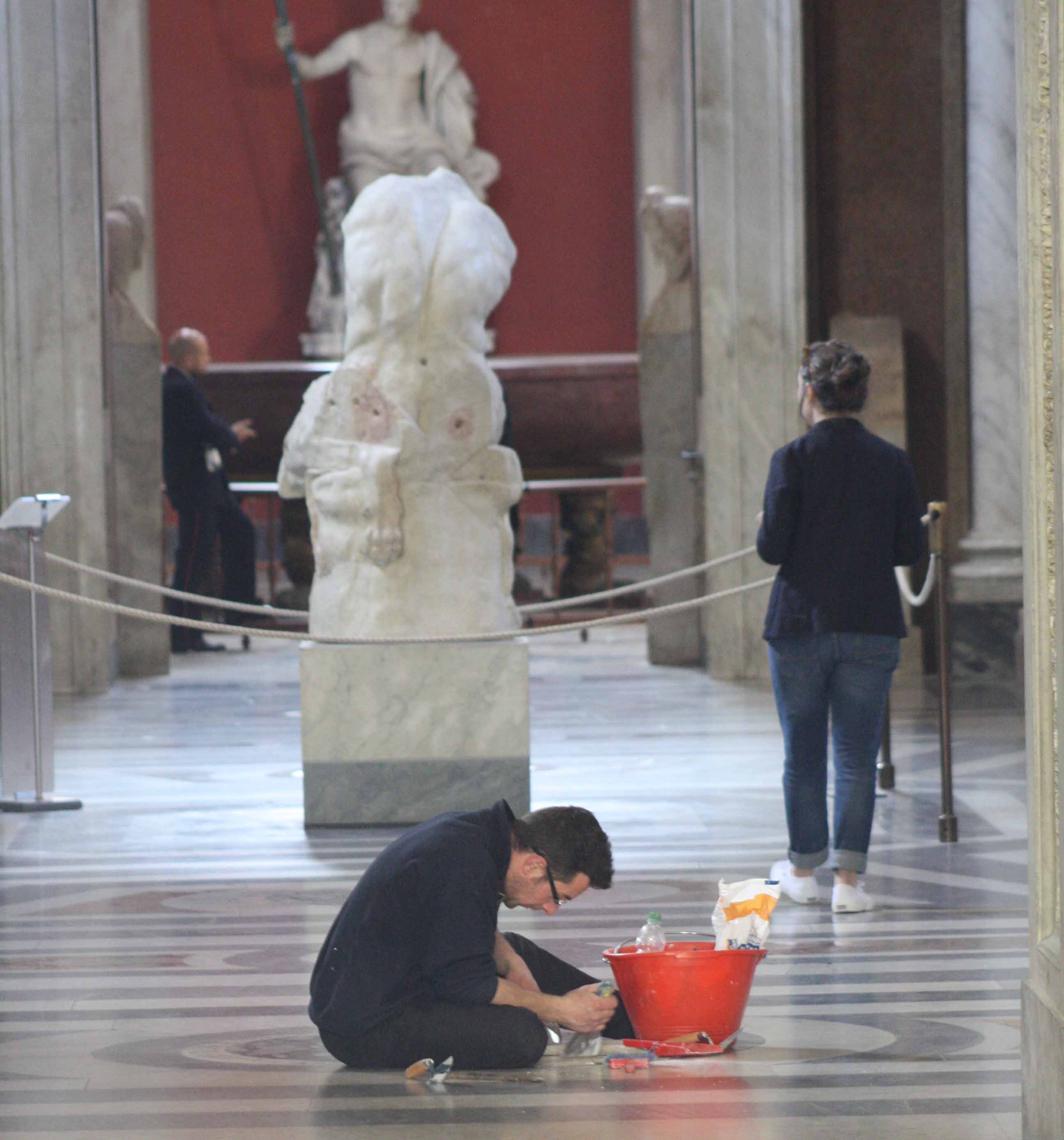 Manutenzione ordinaria dei pavimenti e dei commessi marmorei. Foto © Musei Vaticani
