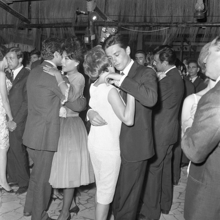 Marcello Geppetti, Alain Delon e Romy Schneider ballano durante la serata di premiazione del Ciak d'Oro al ristorante Brigadoon, Roma, 29 luglio 1961