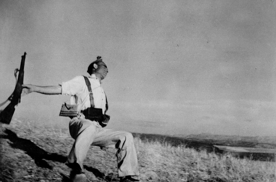 Morte di un miliziano lealista, fronte di Cordoba, inizio settembre 1936 © Robert Capa © International Center of Photography-Magnum Photos