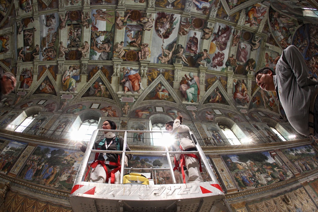 Restauratori al lavoro durante le operazioni di depolveratura e controllo degli affreschi della Cappella Sistina nel 2012. Foto © Musei Vaticani