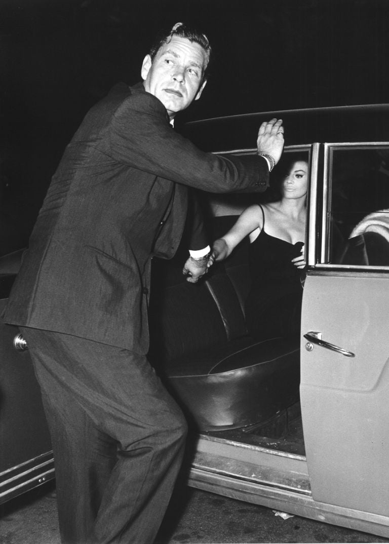 Tazio Secchiaroli, Roma. Anthony Steel si scaglia contro i fotografi, agosto 1958 © David Secchiaroli