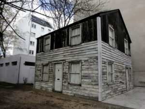 Torna negli Stati Uniti la casa di Rosa Parks trasferita a Berlino dall’artista Ryan Mendoza