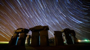 Una Stonehenge fatta di automobili. Il video in timelapse durante l’eclisse