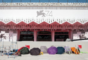 Venezia 74: terzo giorno al Lido. Tanta pioggia, passerelle e film in concorso tra luci e ombre