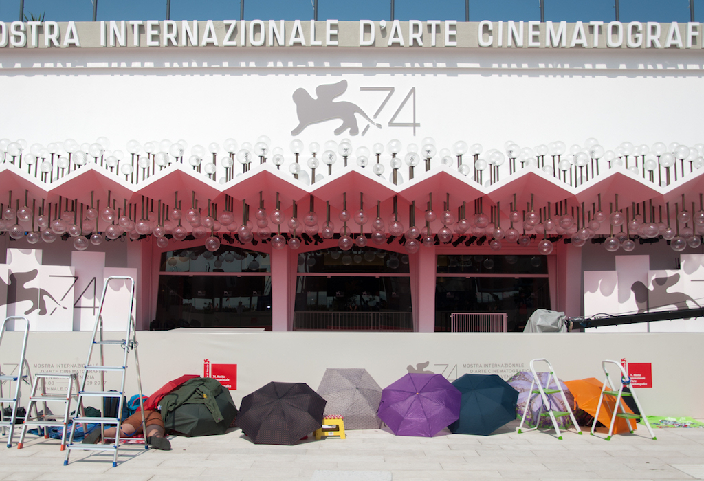 Venezia 74: terzo giorno al Lido. Tanta pioggia, passerelle e film in concorso tra luci e ombre