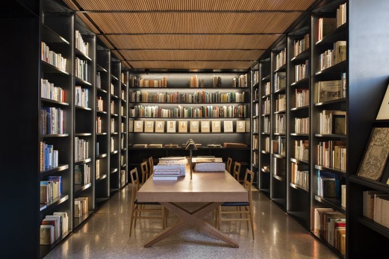 La bibliothèque de recherche du mYSLm © Fondation Jardin Majorelle / Photo Nicolas Mathéus