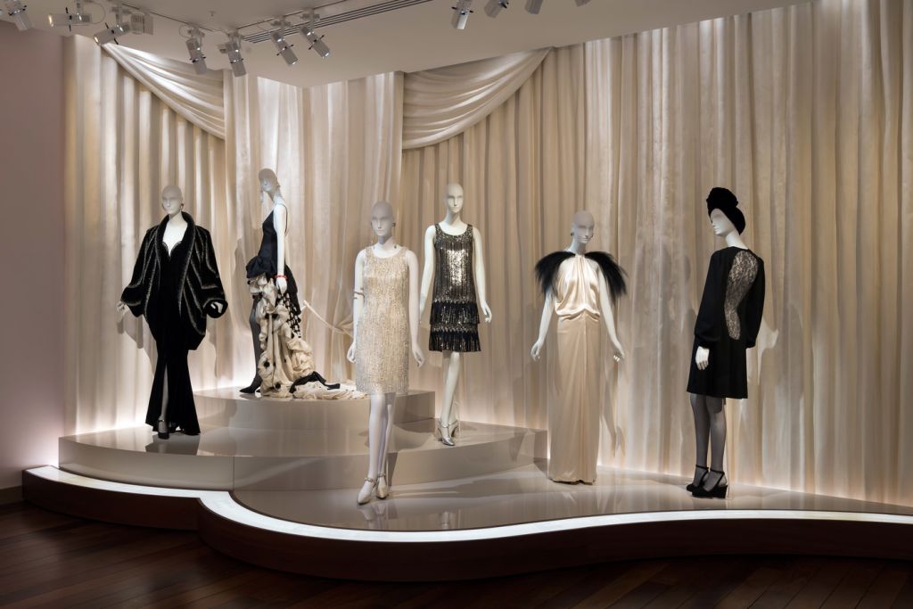 Inaugura a Parigi il museo dedicato allo stilista Yves Saint Laurent. Le immagini