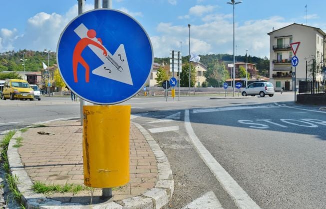 Clet Abraham Cartellonistica stradale vie di Castellina Scalo_ ph. Alessandra Angioletti