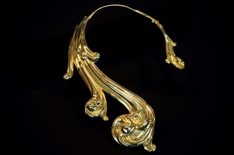 Collana Ricciolo, ottone, autunno-inverno 1985-86, prodotto da Il Gioiello, Firenze