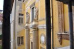 Dettaglio della facciata del tribunale di Petitot a Parma