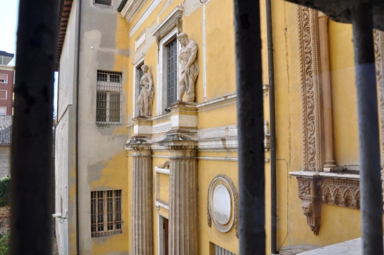 Dettaglio della facciata del tribunale di Petitot a Parma