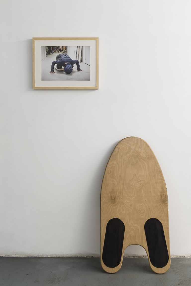 Eglė Budvytytė, Skateboard Prayer, or Head Below the Heart, 2016-17. Oggetti della performance svoltasi a WIELS, Bruxelles 2016