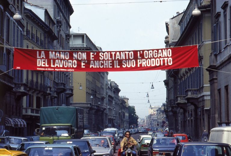 Fernando De Filippi, striscione stradale, Milano 1979
