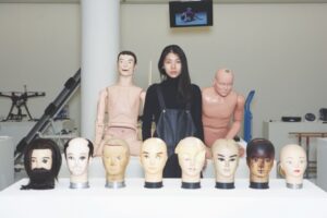 Dare vita agli oggetti. La “scabrosa” performance di Geumhyung Jeong alla Tate Modern a Londra