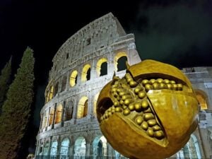 Arte pubblica a Roma. Quella melagrana che impalla il Colosseo
