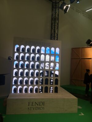 Fendi apre la Festa del Cinema di Roma. Una mostra immersiva racconta la moda nei film