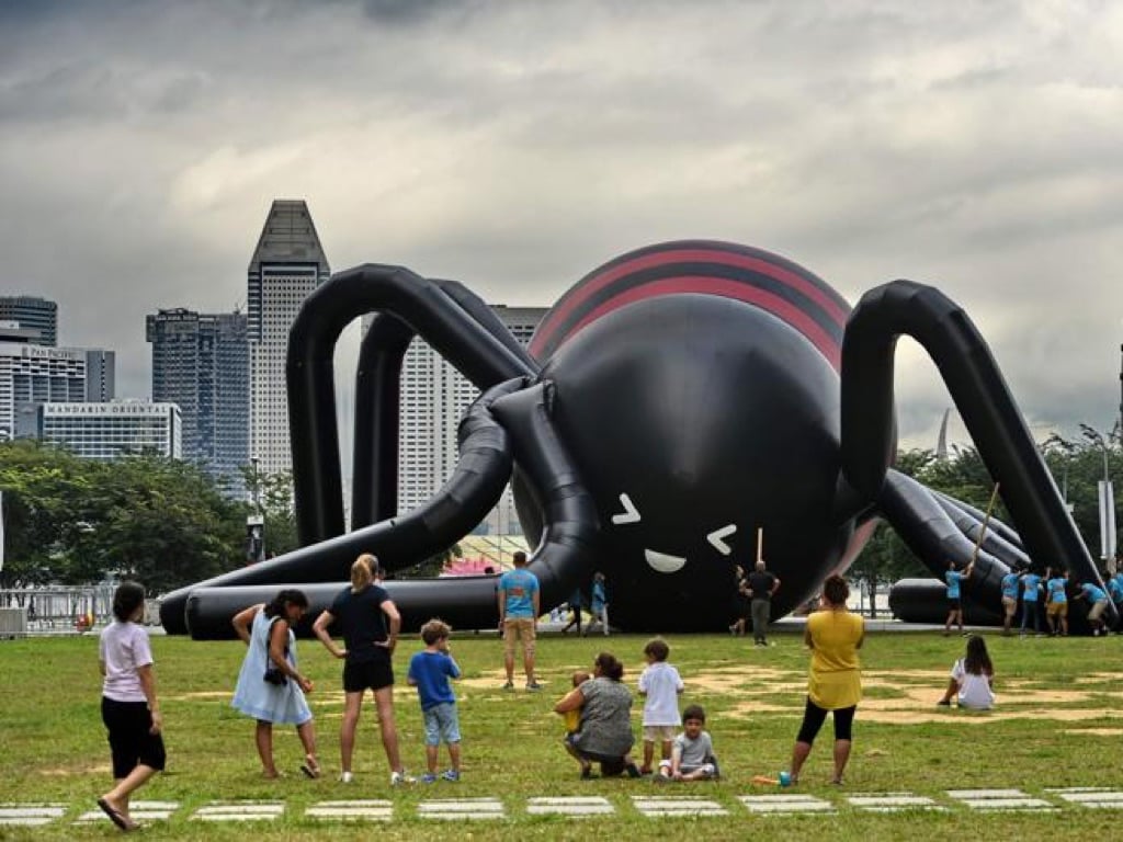 Il ragno fuori scala di Jackson Tan a Singapore