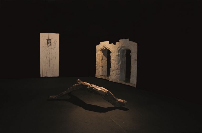 Maria Lai , Sindone, 1998. Stoffa, filo, cm 275 x 108; Pinuccio Sciola, Crocifisso, 1968. Legno di ulivo, cm 66 x 270 x 120. Courtesy Archivio Maria Lai Musei Civici Cagliari