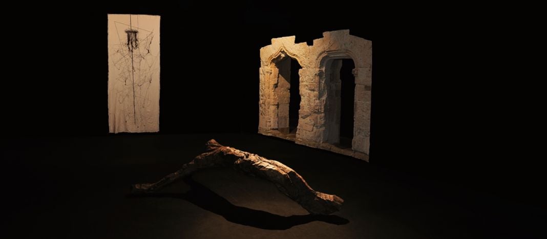 Maria Lai , Sindone, 1998. Stoffa, filo, cm 275 x 108; Pinuccio Sciola, Crocifisso, 1968. Legno di ulivo, cm 66 x 270 x 120. Courtesy Archivio Maria Lai Musei Civici Cagliari