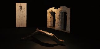 Maria Lai , Sindone, 1998. Stoffa, filo, cm 275 x 108; Pinuccio Sciola, Crocifisso, 1968. Legno di ulivo, cm 66 x 270 x 120. Courtesy Archivio Maria Lai Musei Civici Cagliari