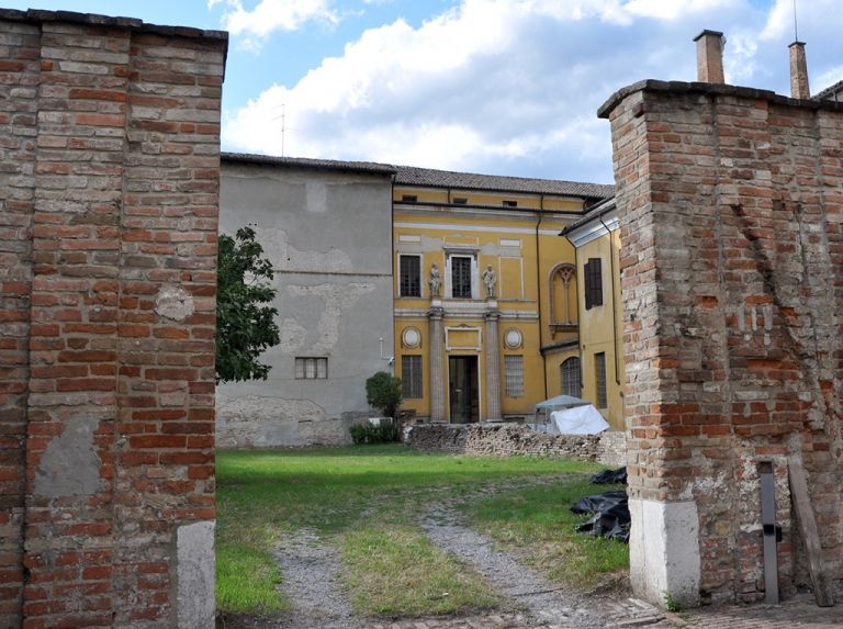 Parma. Il cortile della Cavallerizza con la facciata del tribunale di Petitot