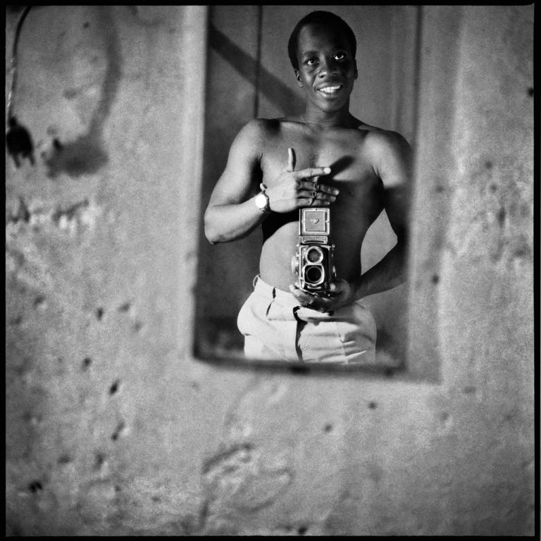 Sory Sanlé, Autoportrait au Miroir, 1966 © Sory Sanlé, courtesy of Morton Hill _ Reel Art Press
