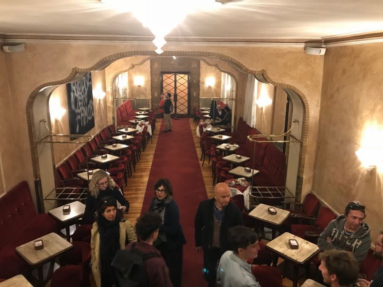 Veduta mostra In ostaggio di loro stessi, Caffè Fiorio, Torino, photo Claudia Giraud