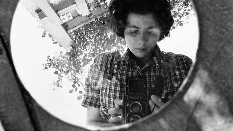 Vivian Maier e l’arte di sparire tra la folla. Storia di un’icona per caso